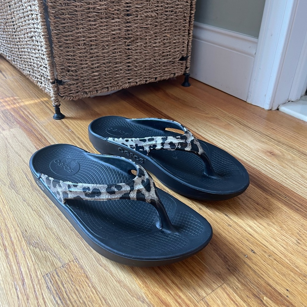 NEW Oofos Oolala womens cheetah print sandals size 9